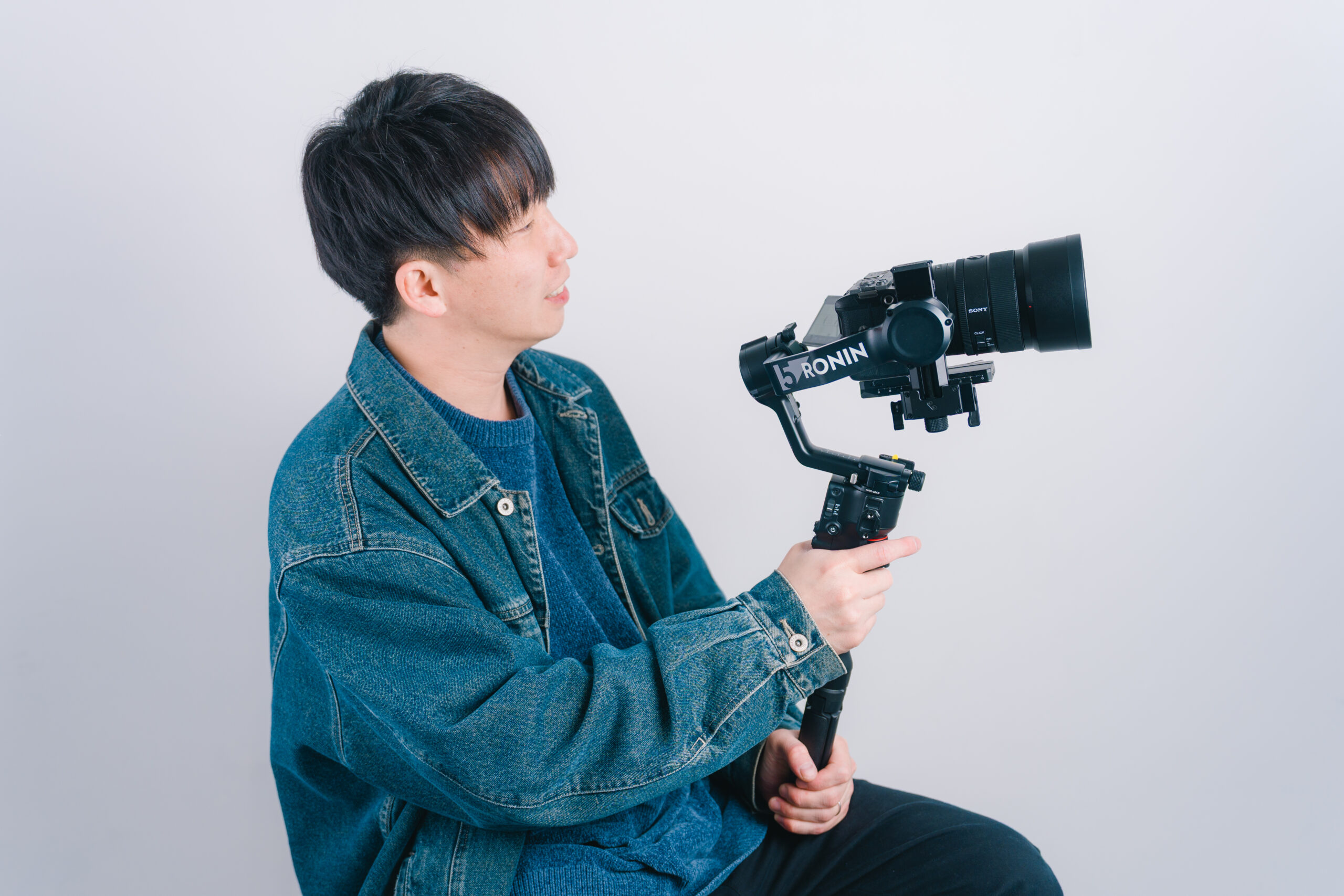 映像クリエイターがジンバルカメラを構えている様子